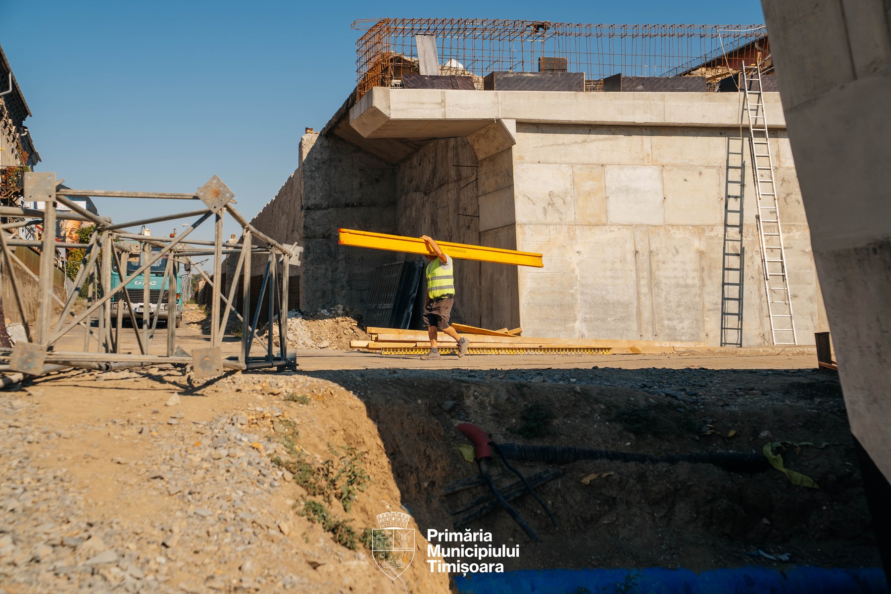 Infrastructura de beton a podului, în lucru