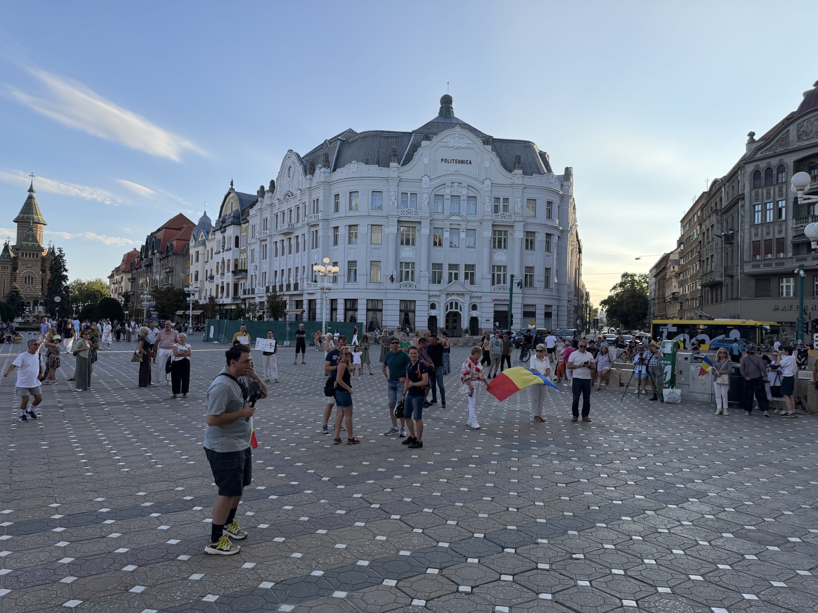 Voluntari și participanți la protest, cu steaguri românesc și european