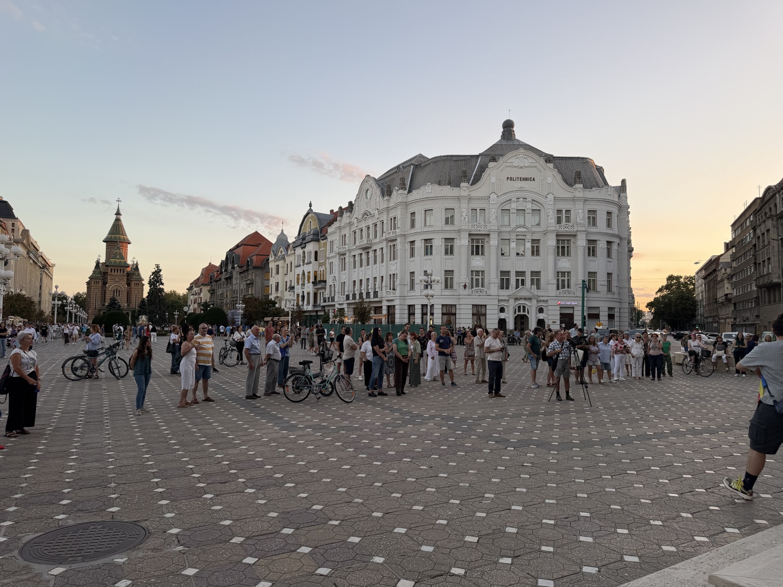 Grup de participanți la protest, spre apusul soarelui