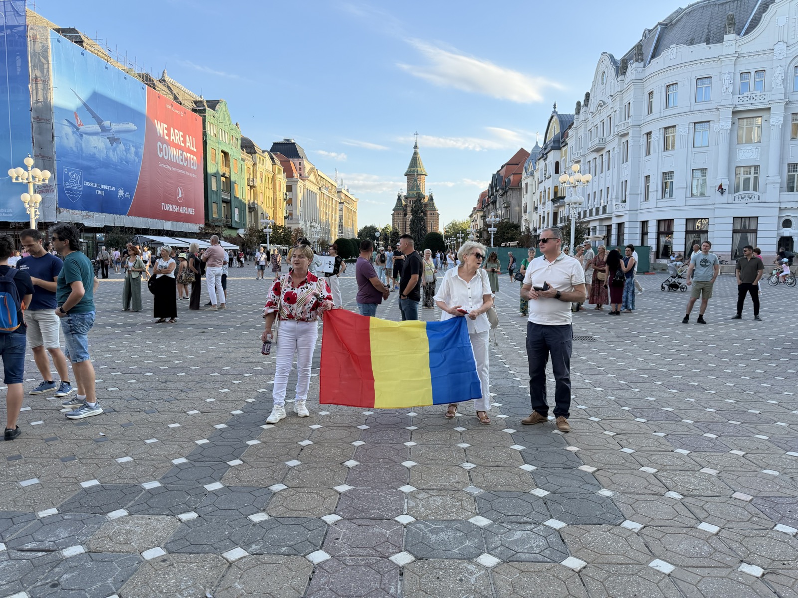 Participante la protest, cu un steag tricolor