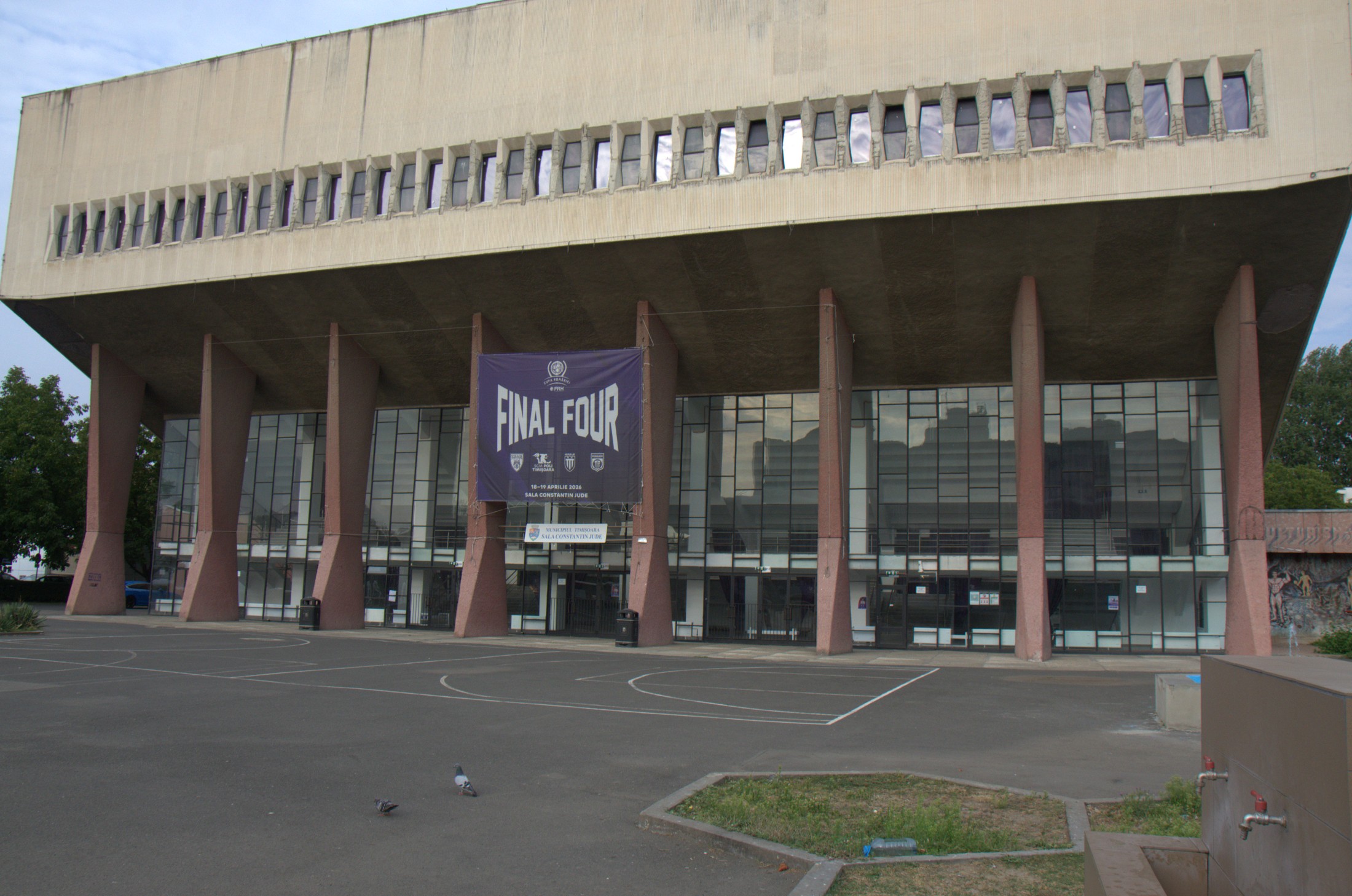 Fațada Sălii Constantin Jude din Timișoara, cu bannerul Final Four
