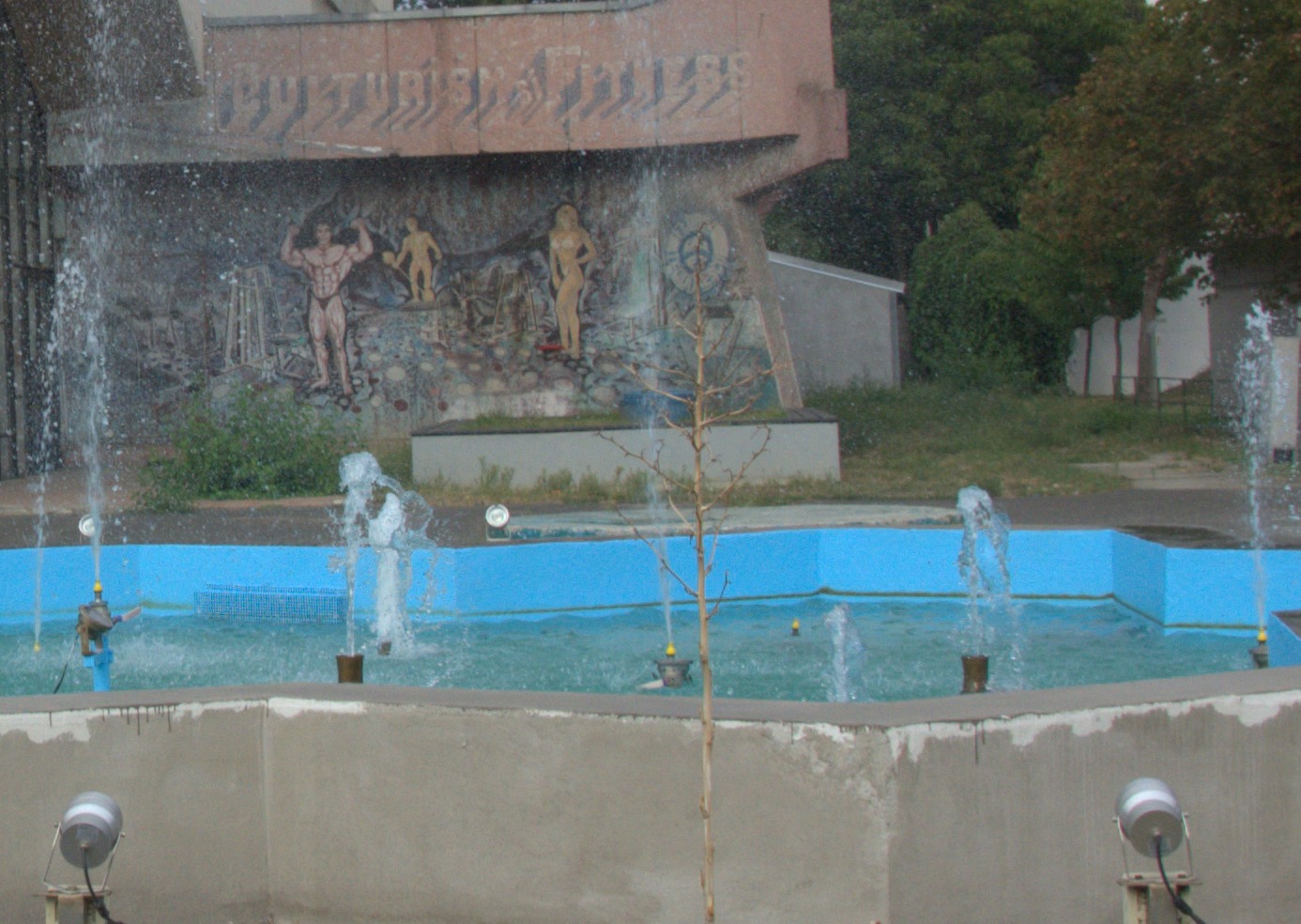 Detaliu: mozaicul „Culturism și fitness” și soclul de beton gol din fața lui