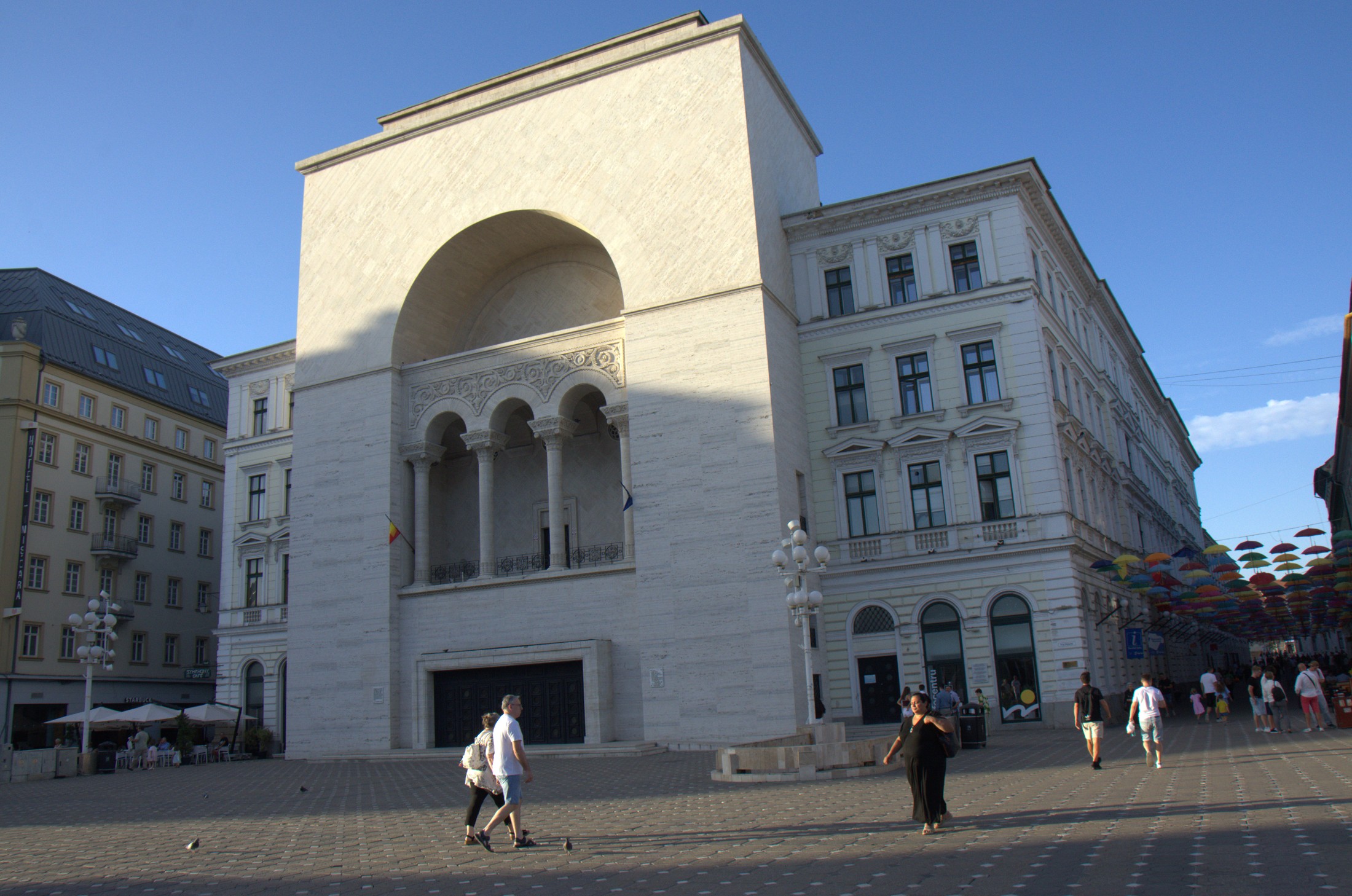 Fațada Operei Naționale Române Timișoara, în Piața Victoriei