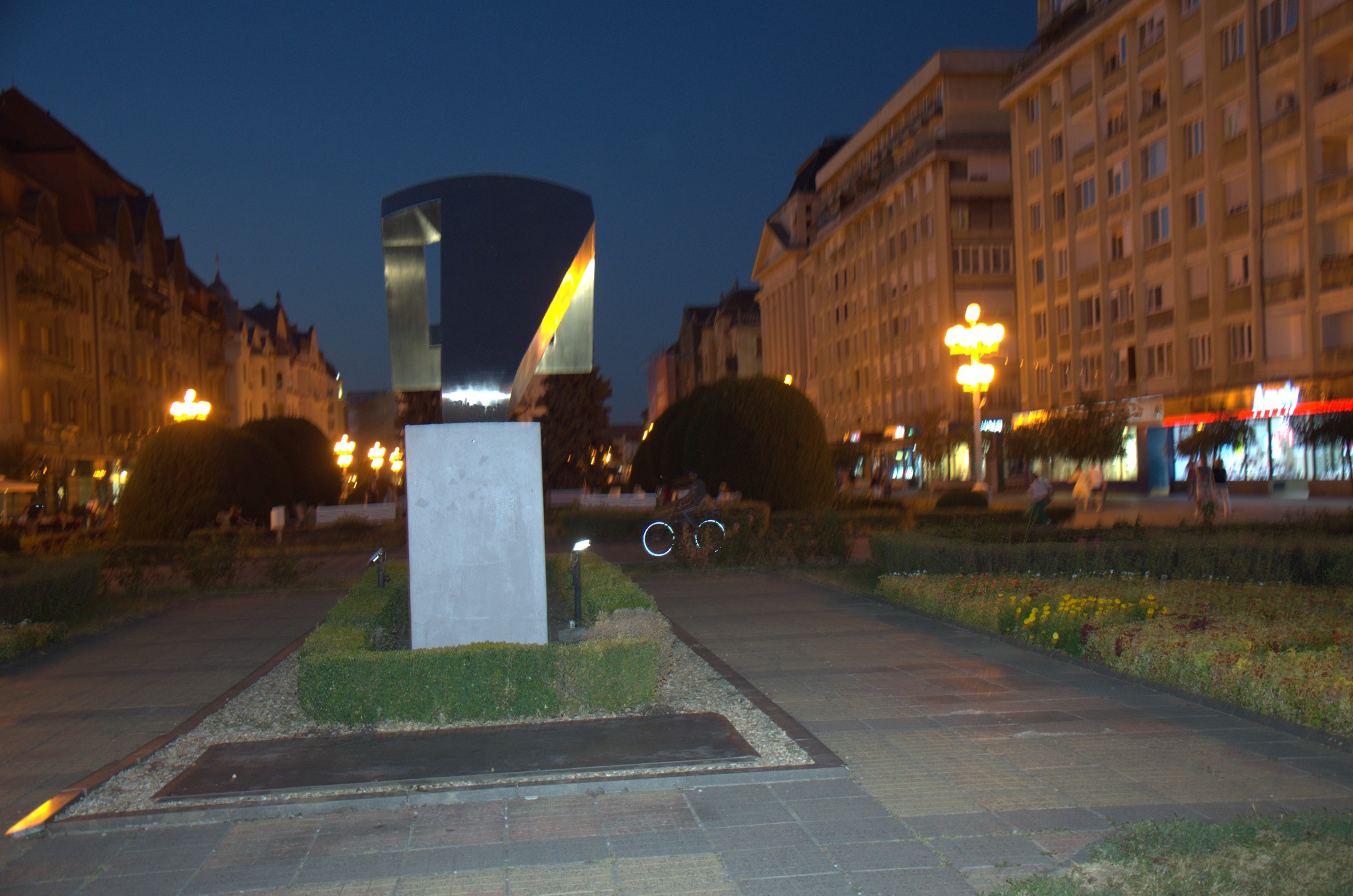 Sculptura „Crucificare”, de Paul Neagu, fotografiată noaptea în fața Catedralei Mitropolitane