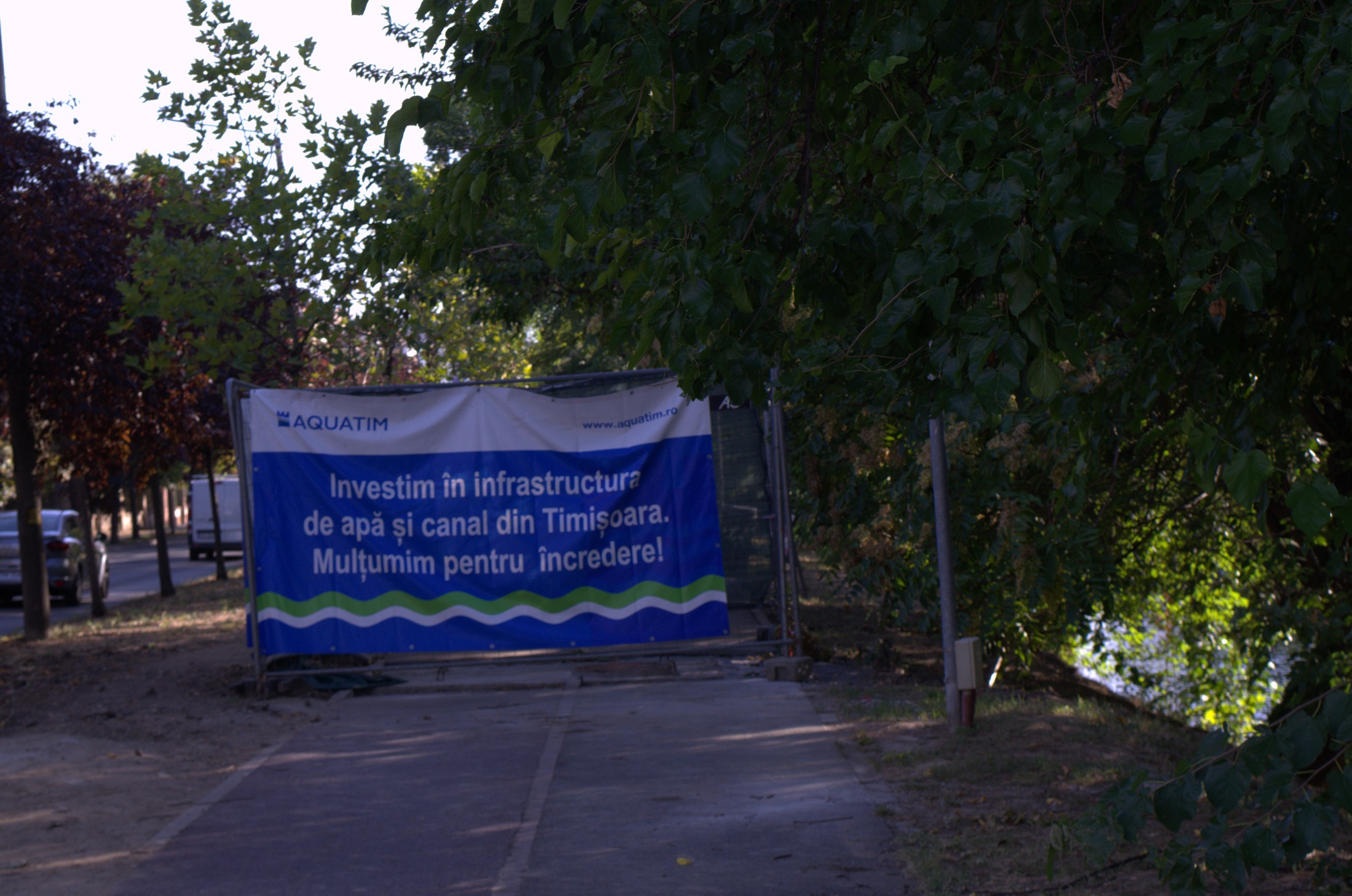 Banner Aquatim la un șantier de infrastructură de apă și canalizare din Timișoara