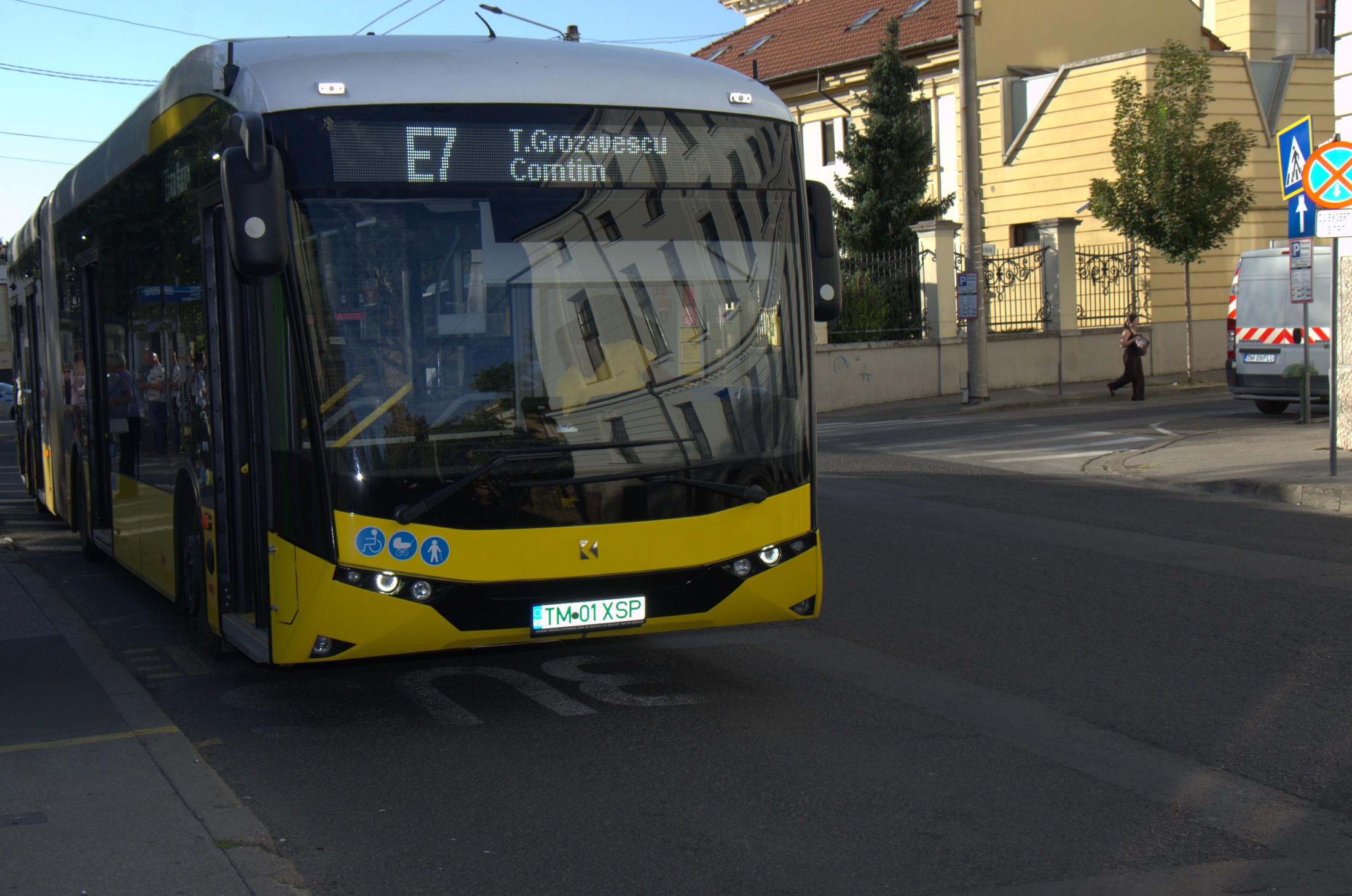 Autobuz electric articulat STPT, linia E7, la o stație din Timișoara