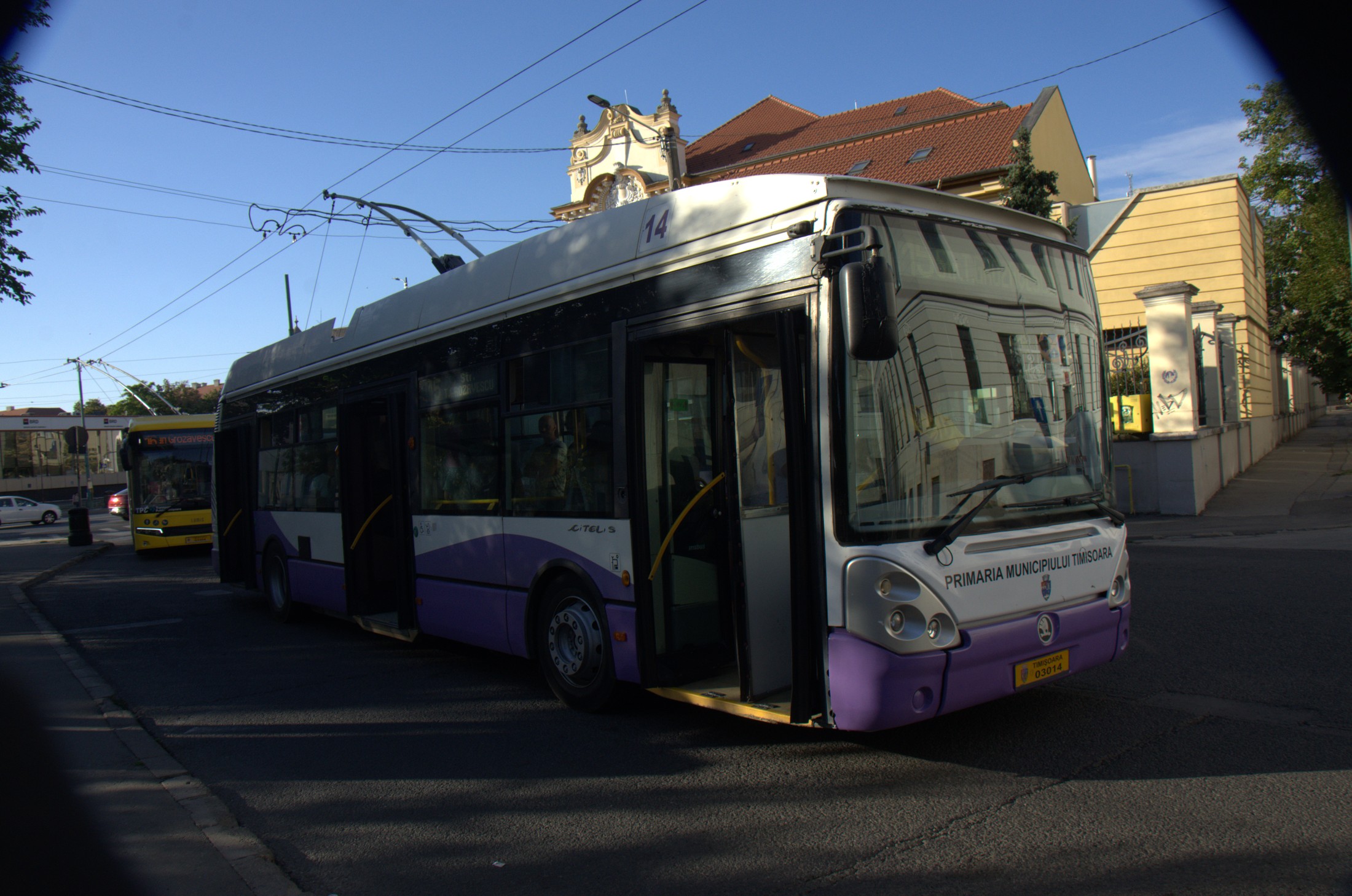 Troleibuz mai vechi al Societății de Transport Public Timișoara, cu însemnele Primăriei Timișoara