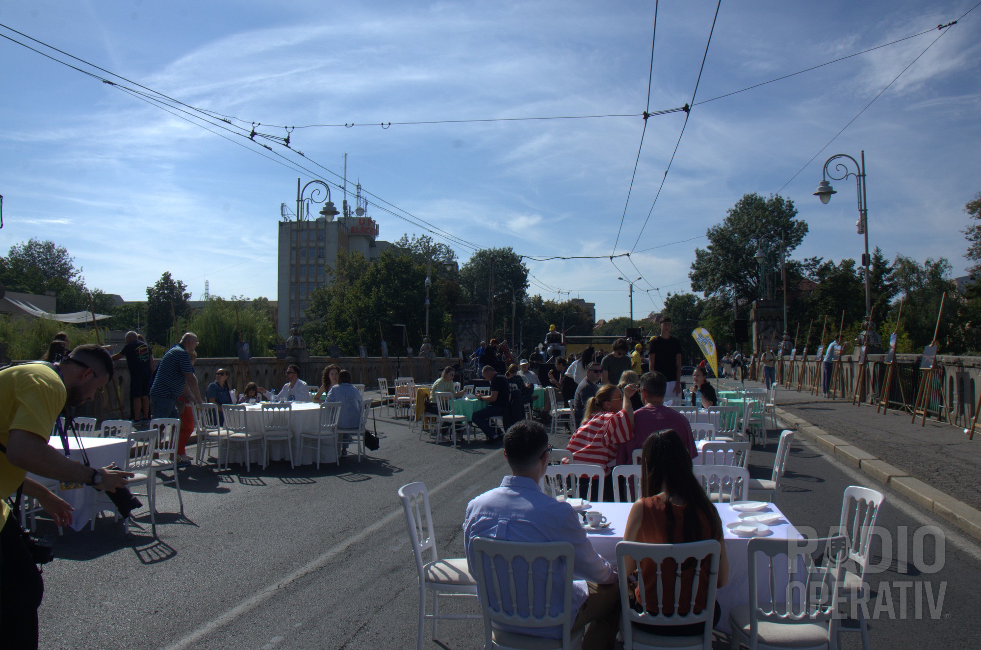 Mese întinse pe Podul Mihai Viteazul, la Bridge Breakfast