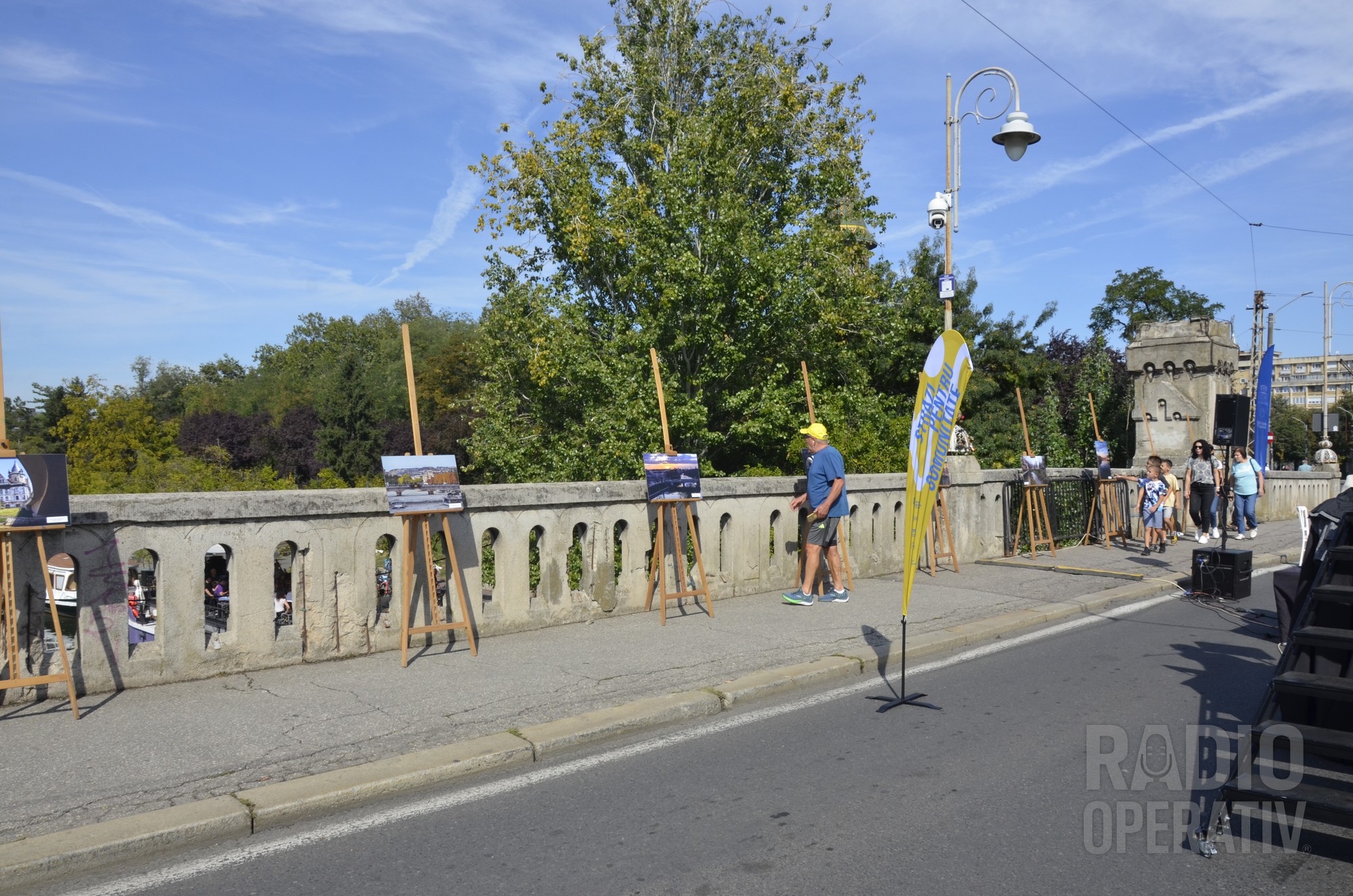Expoziția de fotografie „Punți și poduri”, pe parapetul podului