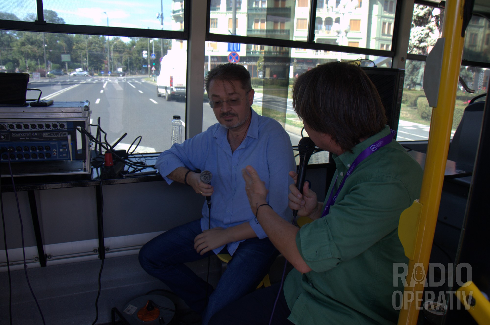 Înregistrarea Firo-podcast în interiorul troleibuzului-cafenea