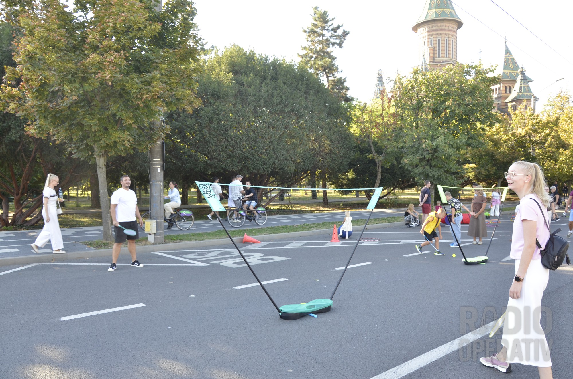 Badminton pe bulevardul închis circulației, cu Catedrala Mitropolitană în fundal