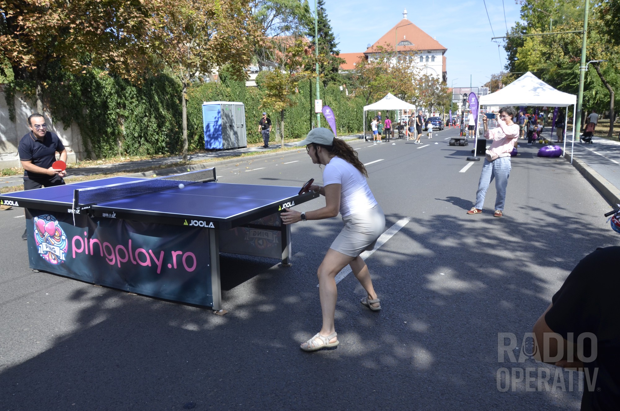 Meci de ping-pong pe carosabilul închis circulației