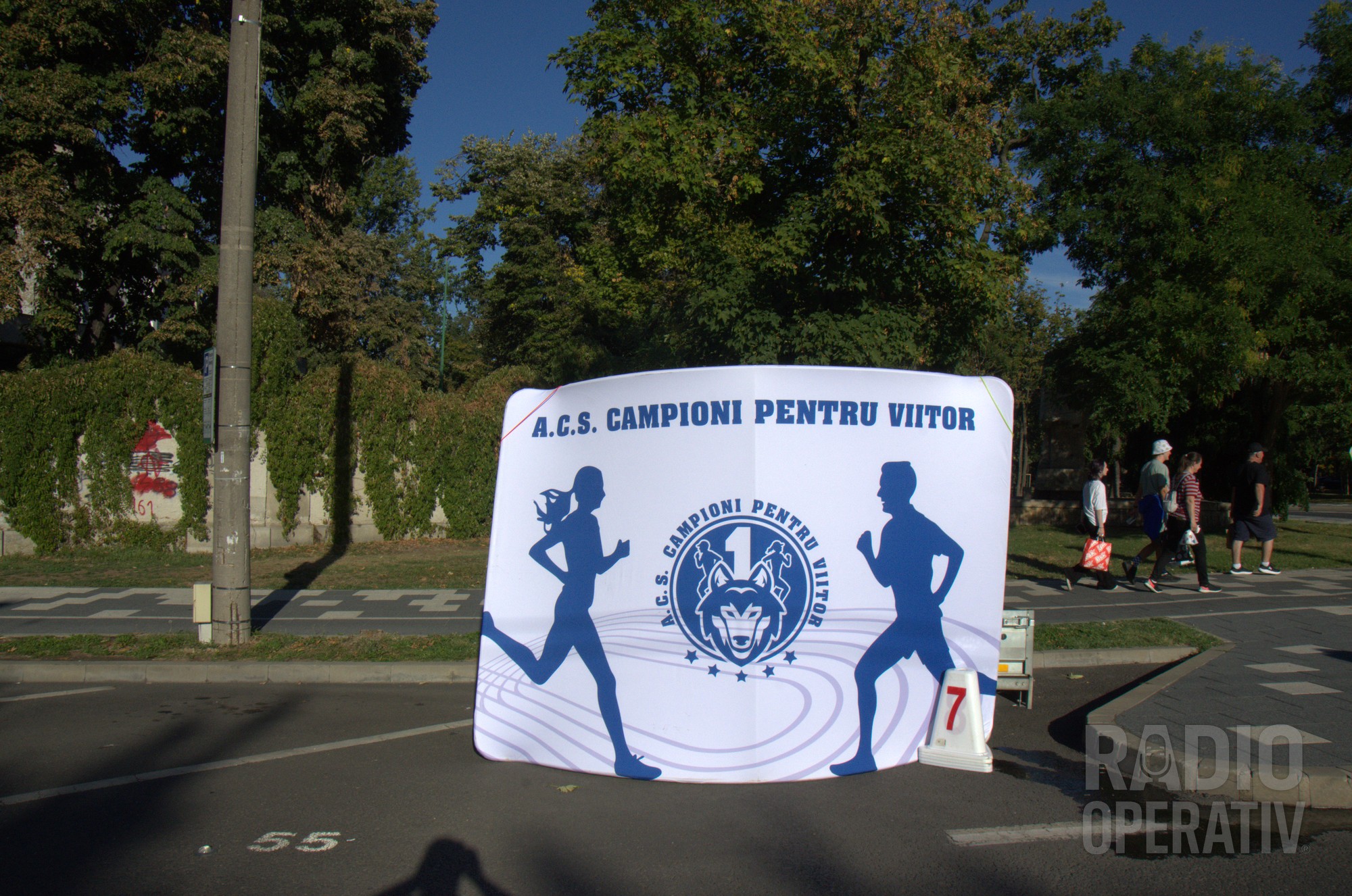 Bannerul A.C.S. Campioni pentru Viitor, pe traseul de atletism