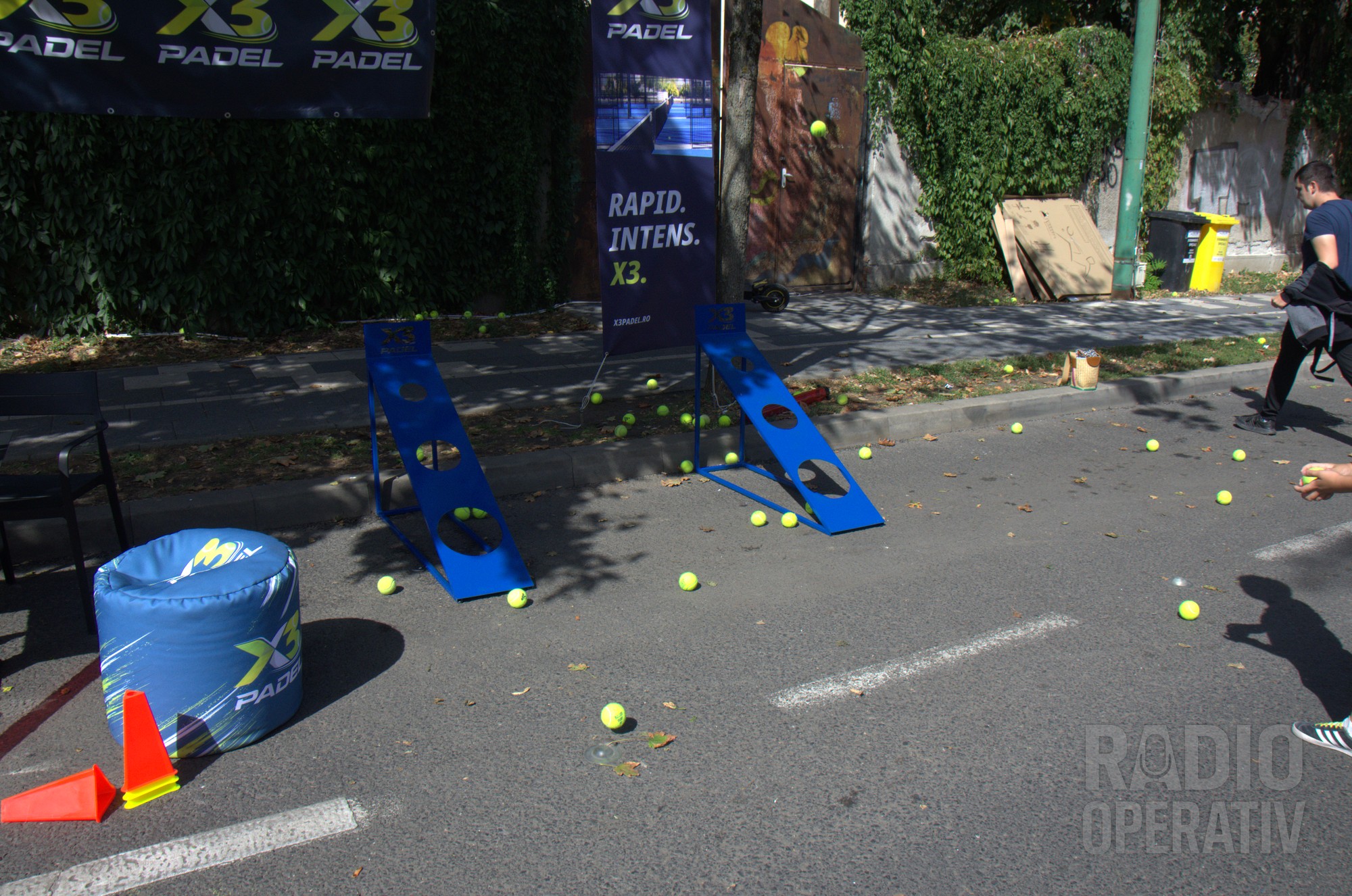 Stand de padel amenajat pe carosabil