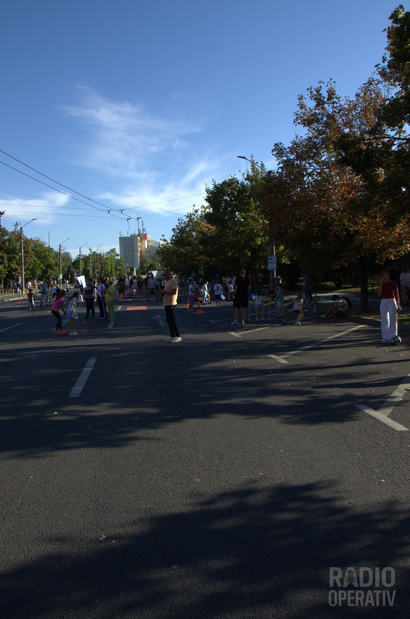 Bulevardul plin de copii și de jocuri, pe toată lungimea