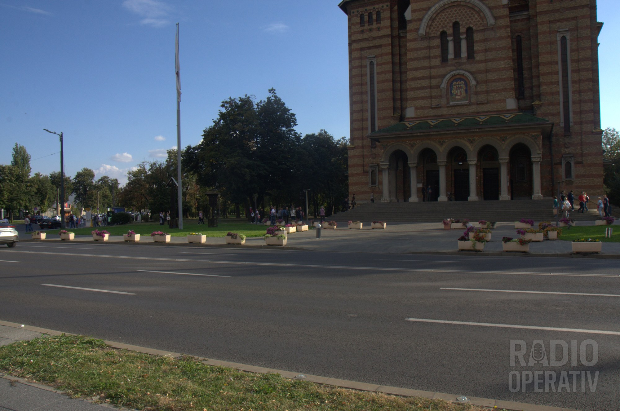 Fațada catedralei și spațiul verde din față, fără construcții comerciale