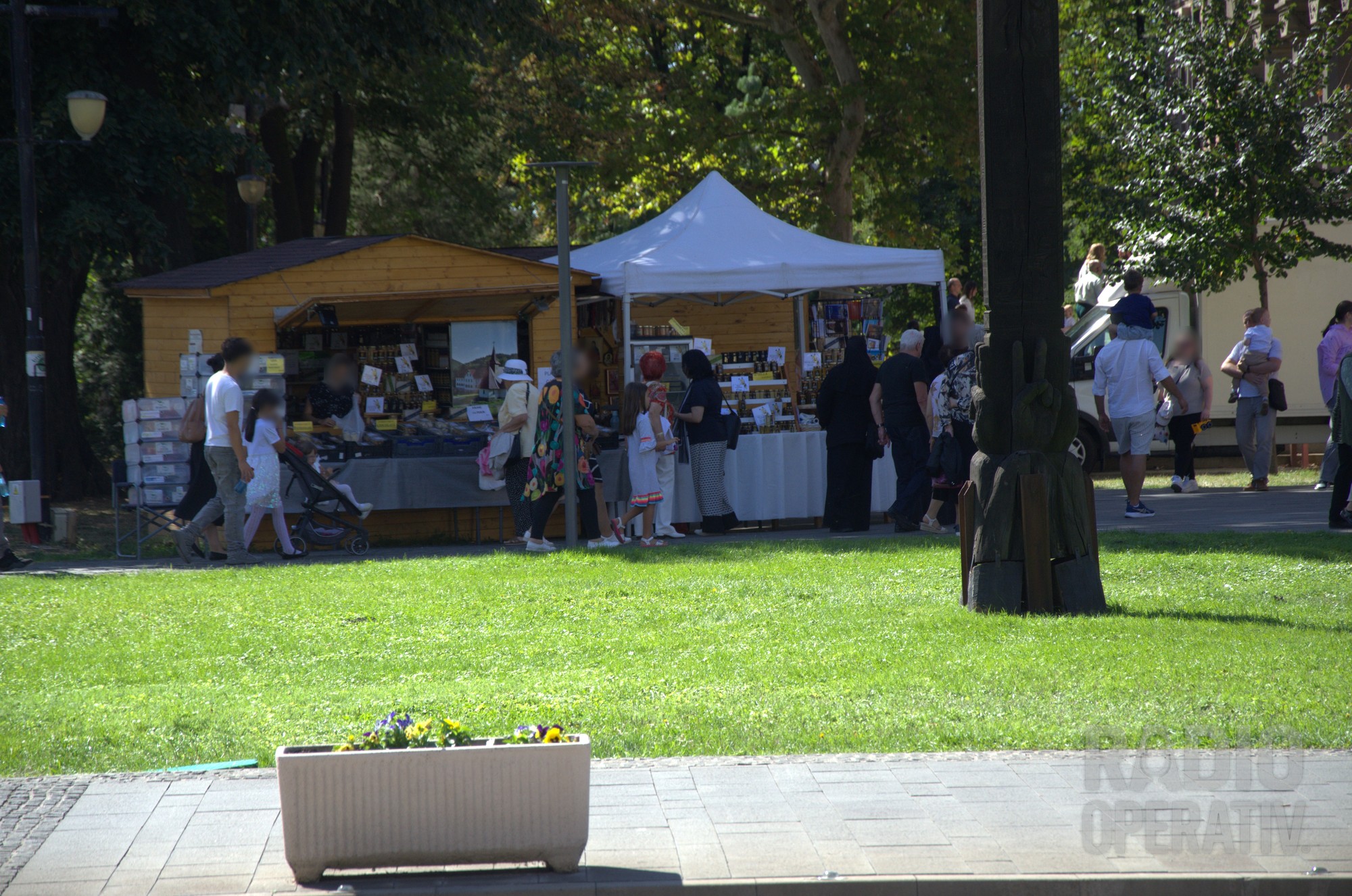 Standul cu produse alimentare din zona Catedralei Mitropolitane din Timișoara, în funcțiune