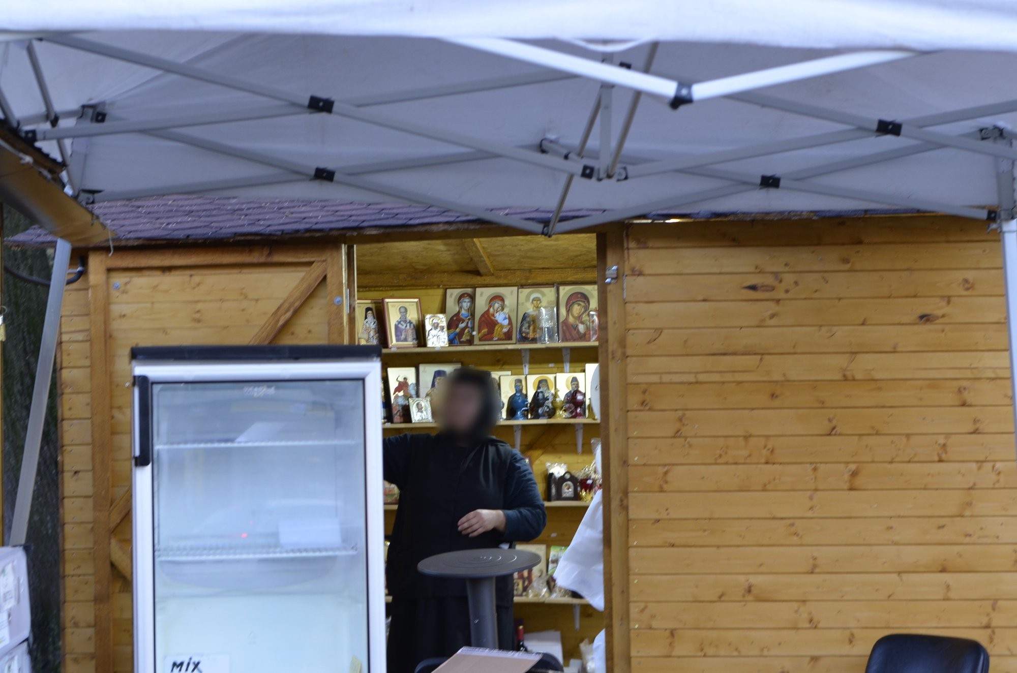 Stand cu icoane și obiecte de cult, în apropierea Catedralei Mitropolitane