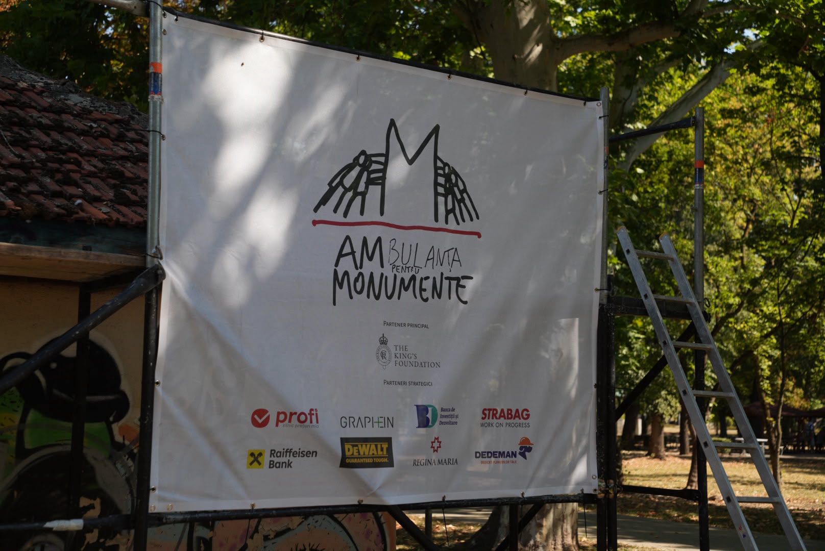 Bannerul proiectului Ambulanța pentru Monumente, instalat pe șantierul Uszoda