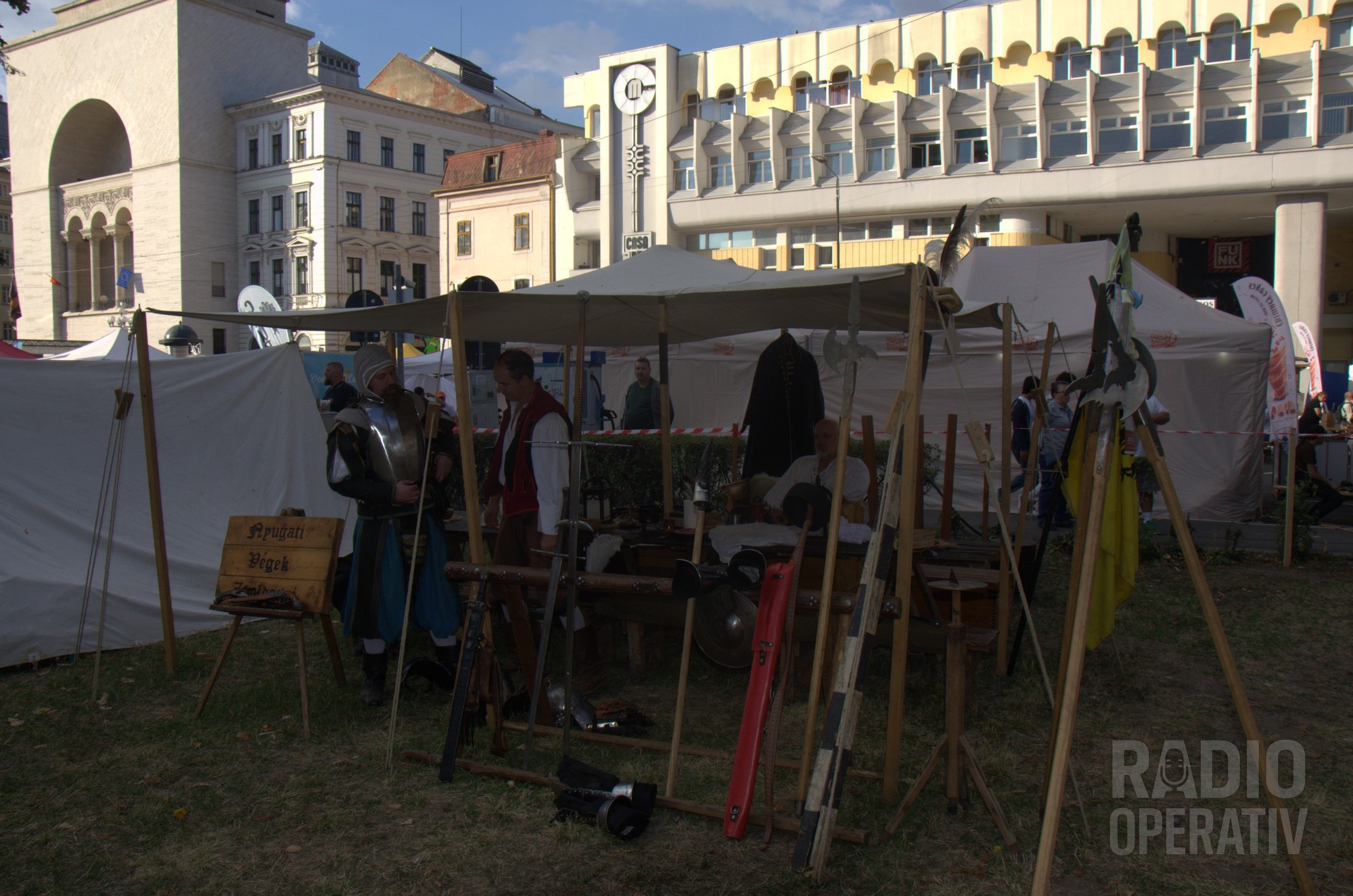 Standul Nyugati Végek Zsoldosai: armuri, halebarde și săbii expuse