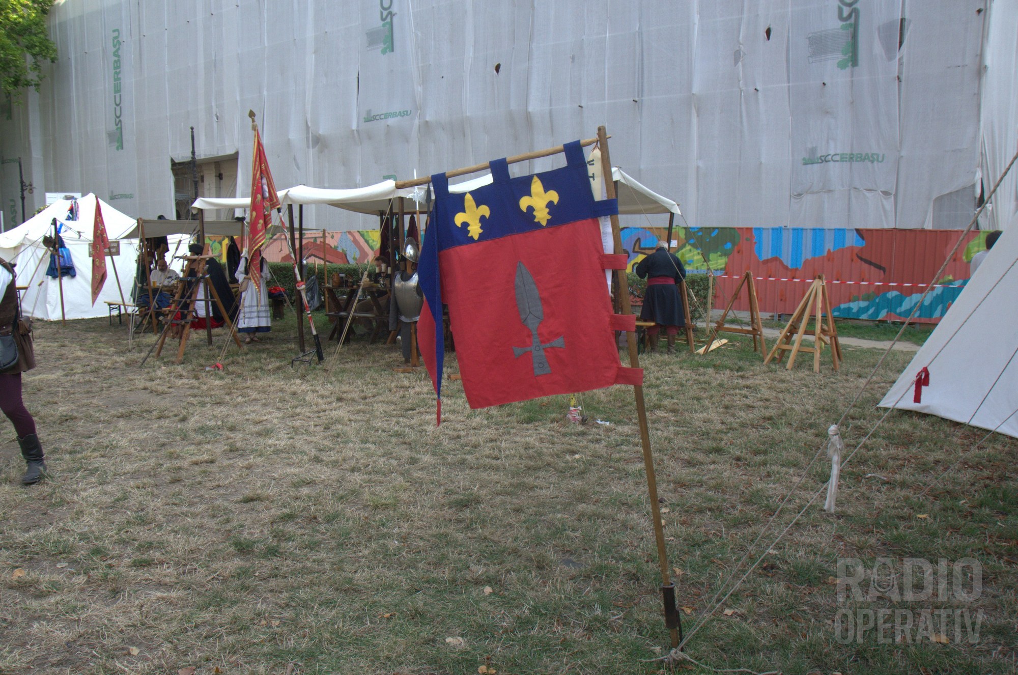 Steag cu crin și spadă, în tabăra de corturi