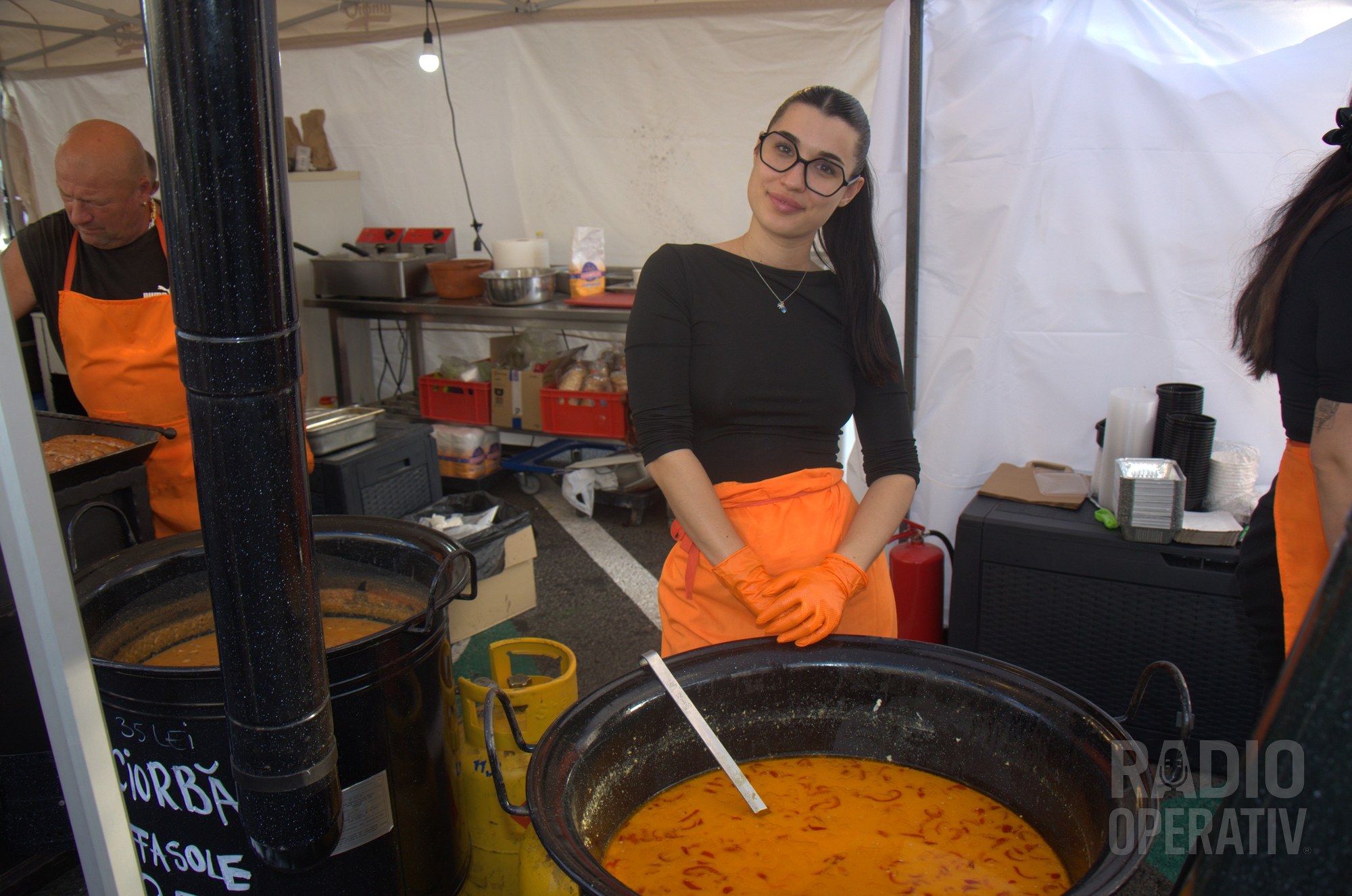 Ciorbă de fasole — 35 de lei, scris pe tabla din fața ceaunului