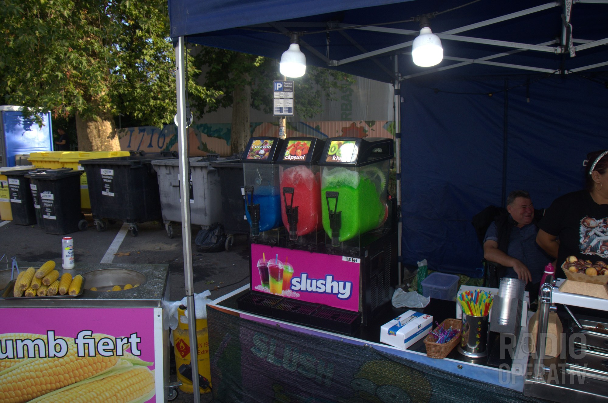 Stand cu slushy — 15 lei — și porumb fiert
