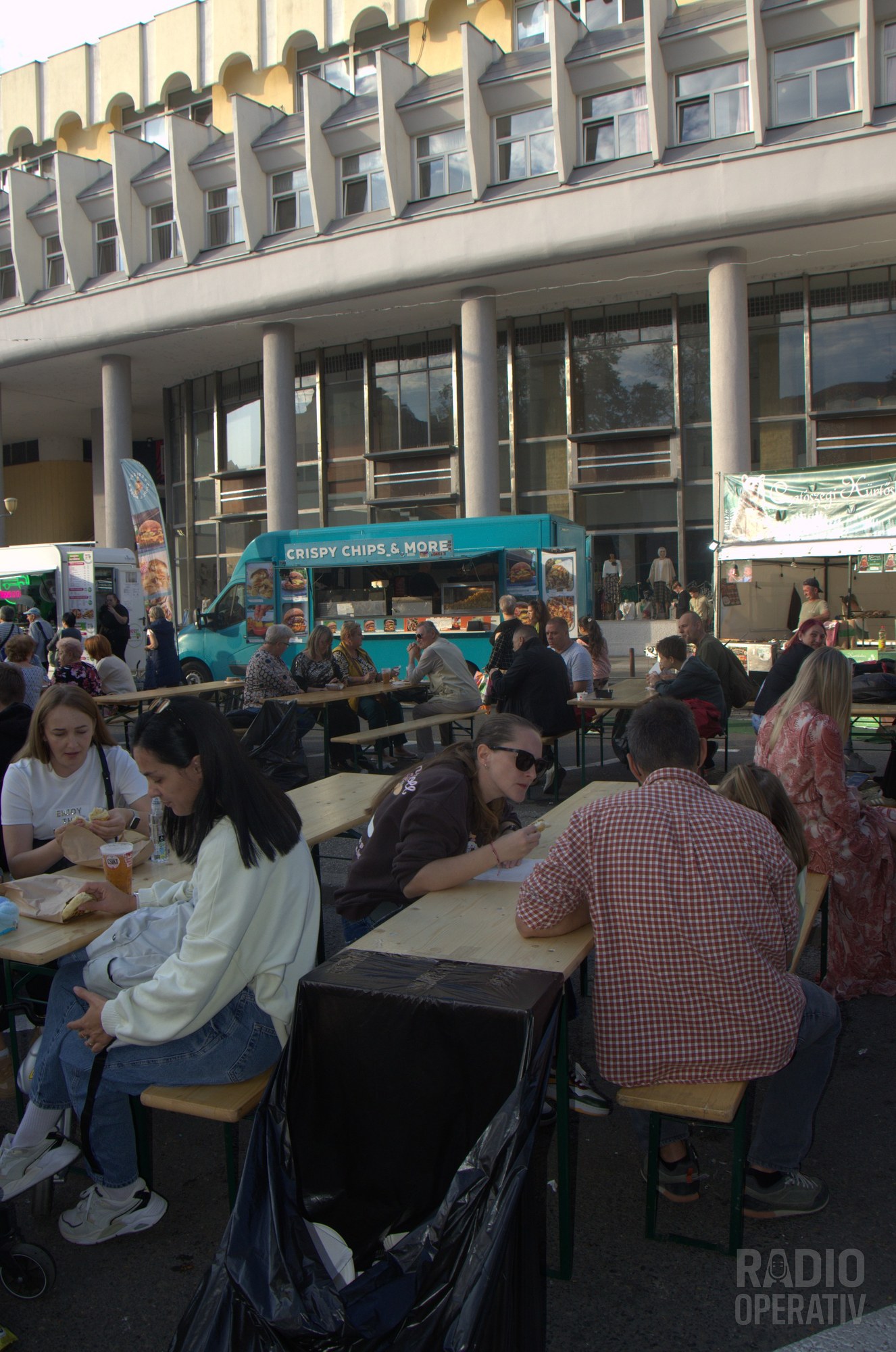 Public la mese, lângă food truck-urile din Piața Victoriei