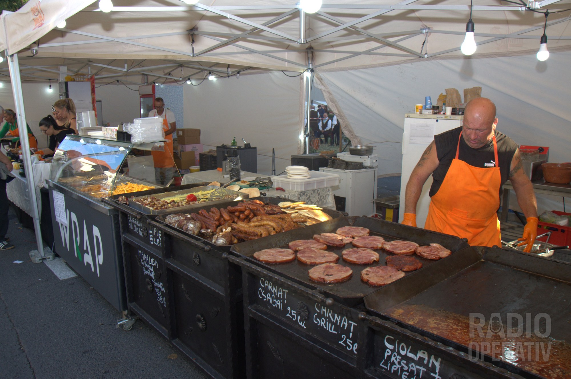 Cârnat Csabai 25 lei, cârnat grill 25 lei, ciolan presat, mămăligă 35 lei