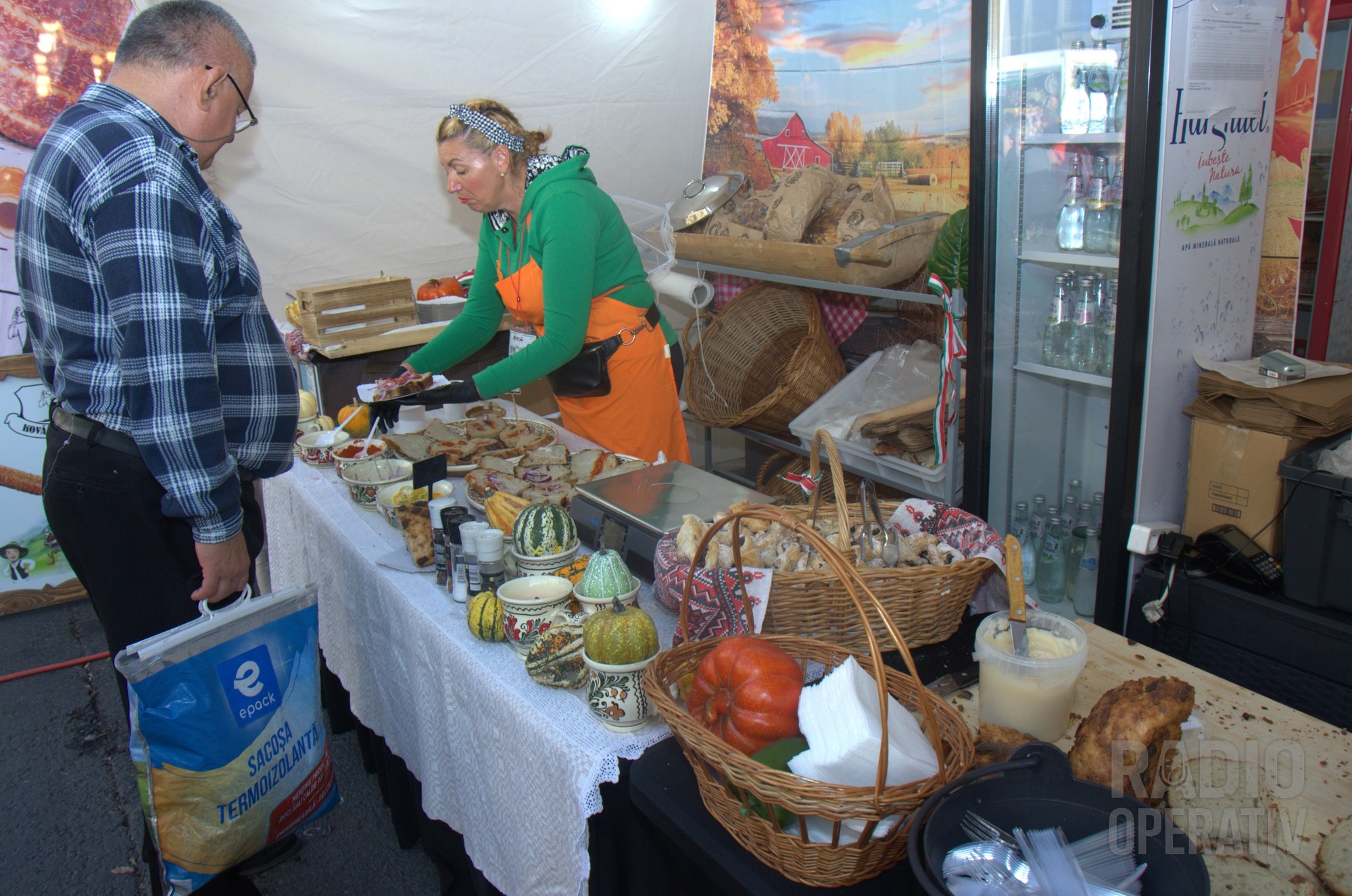 Stand cu produse tradiționale maghiare: langoși, pâine cu untură, ceramică pictată