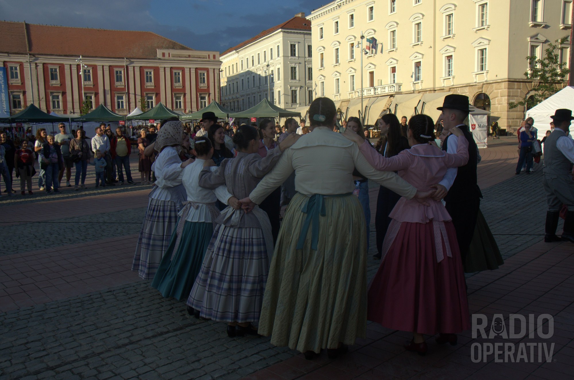 Costume tradiționale în horă: fuste largi, cizme, pălării negre