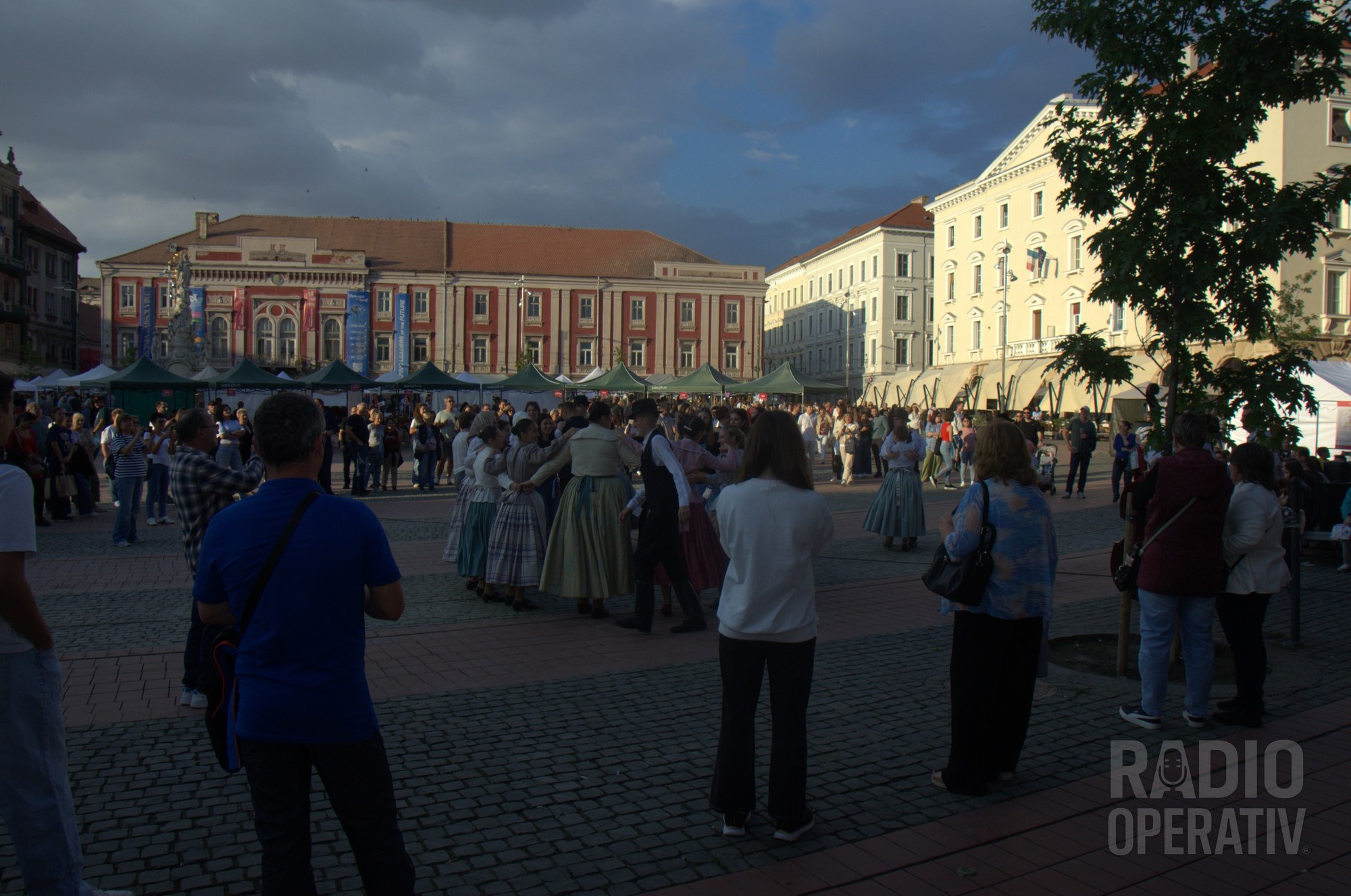 Publicul strâns în jurul horei, în Piața Libertății