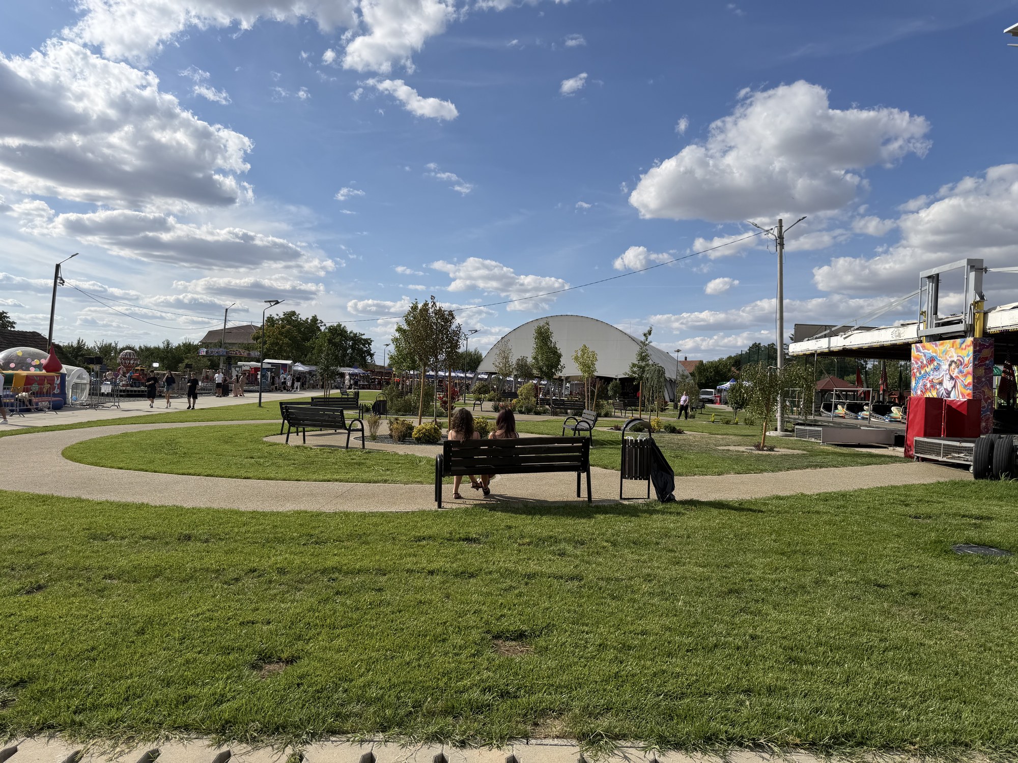 Zona verde amenajată recent, cu balonul evenimentului în plan secund